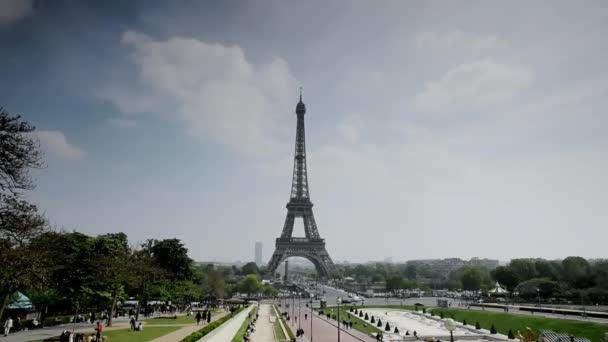 Vista Distante Torre Eiffel Fundo Céu Nublado Paris França — Vídeo de Stock
