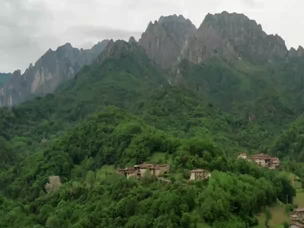 Malowniczy Widok Góry Drzewami Pokryte Wzgórza Pochmurny Dzień Tropikalna Koncepcja — Wideo stockowe