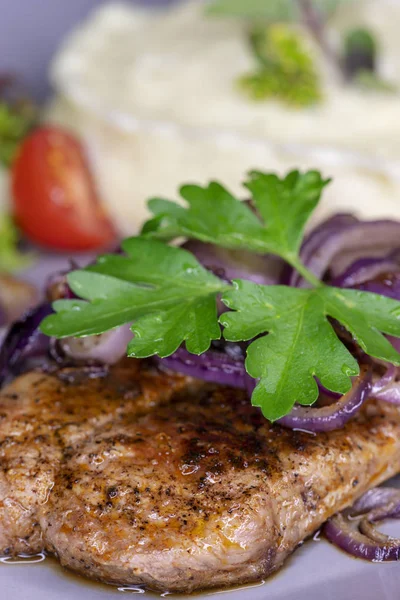 Gegrilde Varkenssteak Met Uien — Stockfoto