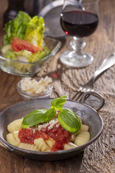 Closeup Του Gnocchi Σάλτσα Στο Ξύλο — Φωτογραφία Αρχείου