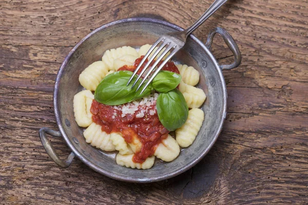 Zbliżenie Gnocchi Sosem Drewnie — Zdjęcie stockowe