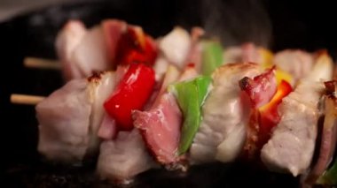 Barbeküde pişirilen et ve sebzeleri kapatın. 