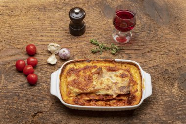 ahşap üzerinde pişmiş lazanya genel bakış 
