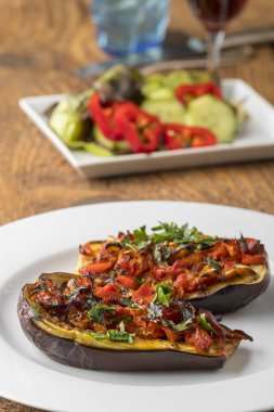 Kızarmış patlıcan dolması. Bir Türk yemeği düşün. 