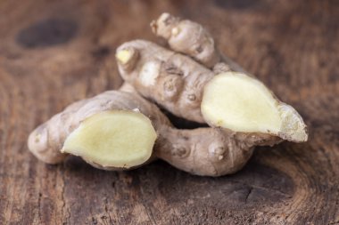 koyu ahşap taze zencefil 