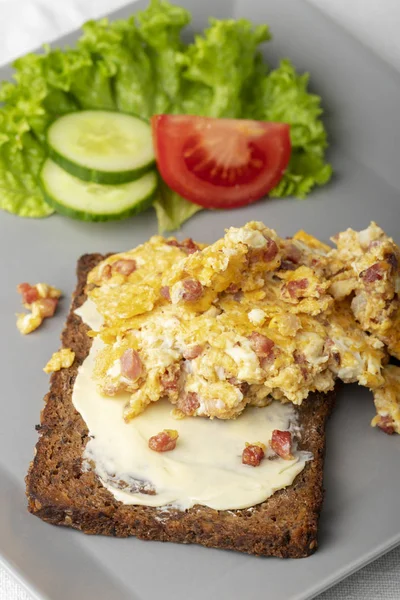 Scrambled Eggs Rye Bread — Stock Photo, Image