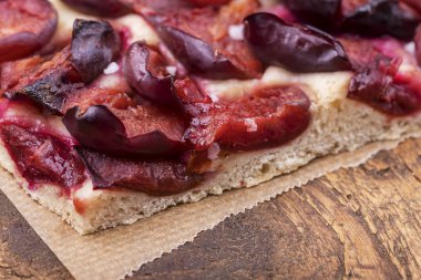 Bavyera zwetschgendatschi, yerel erikli kek. 