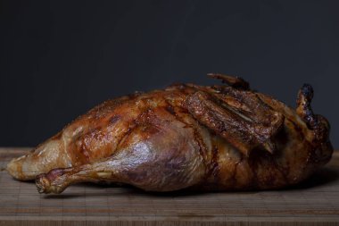 Ahşap kesme tahtasında ızgara ördek. 