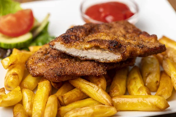 Wiener schnitzel met frietjes — Stockfoto