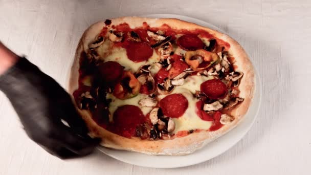 用意大利腊肠 蘑菇和辣椒做热比萨饼 — 图库视频影像