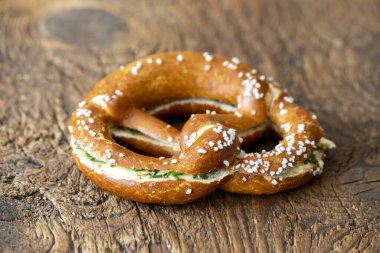 Tahtada tereyağlı Bavyera krakeri 