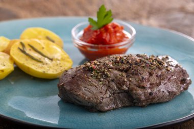 Biberli biftek ve ızgara patates. 