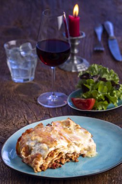 Mavi tabakta taze lazanya. 