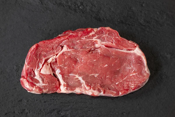 Siyah Dilimlenmiş Çiğ Bifteğin Genel Görünümü — Stok fotoğraf