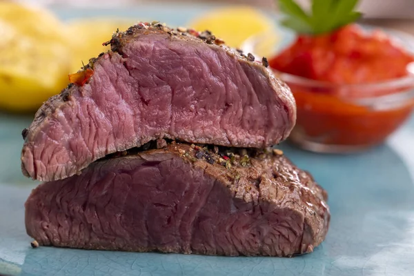 Slices Pepper Steak Blue Plate — Stock Photo, Image