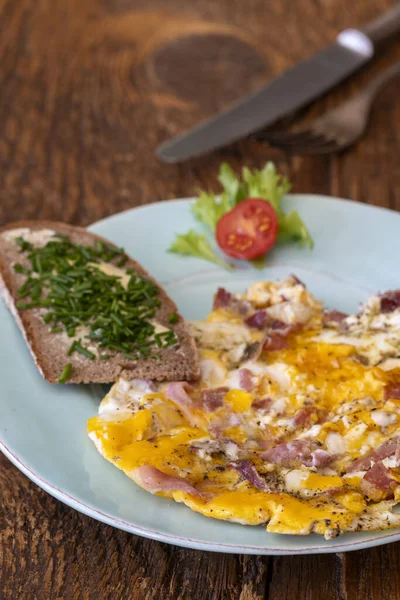 Oeufs Brouillés Sur Une Assiette Bleue — Photo