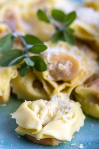 Tortellini Mit Olivenöl Auf Blauem Teller — Stockfoto