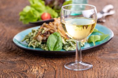 beyaz şarap ve tahtanın üzerinde bavyera spaetzle