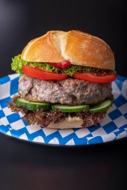 Tipik bir çörekte bavyera hamburgeri