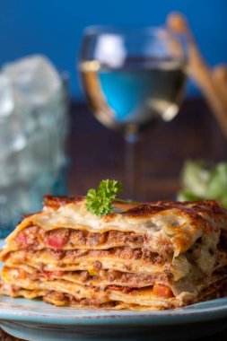 Bir tabak taze lazanya.