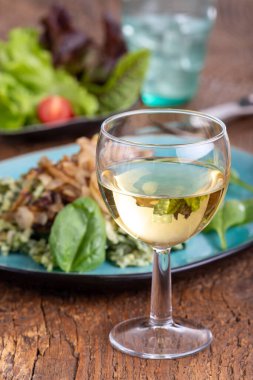 beyaz şarap ve tahtanın üzerinde bavyera spaetzle