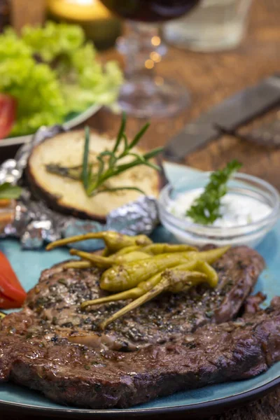 Grillezett Steak Burgonyával Fán — Stock Fotó