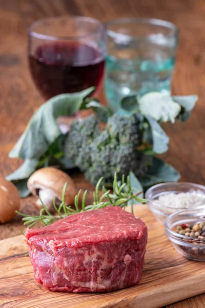 Syrový Steak Brokolicí Dřevě — Stock fotografie