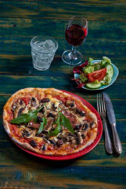 Salatalı bir pizzanın genel görünümü