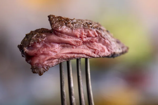 フォークの上のステーキのスライス — ストック写真