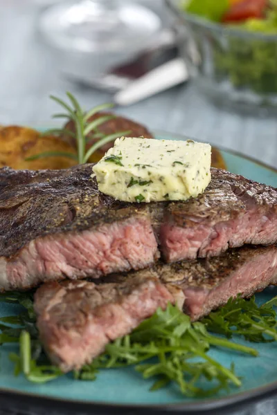 Saftige Steaks Vom Grill Auf Einem Teller — Stockfoto