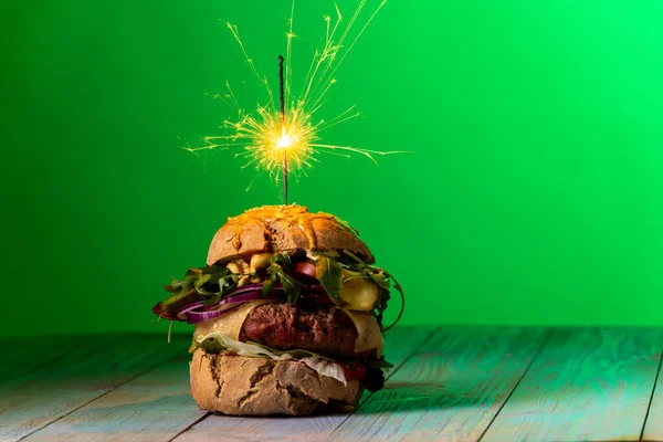 Cheeseburger Fait Maison Sur Bois Foncé — Photo