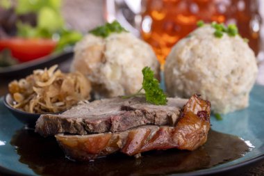 Hamur köfteli domuz rostosu.