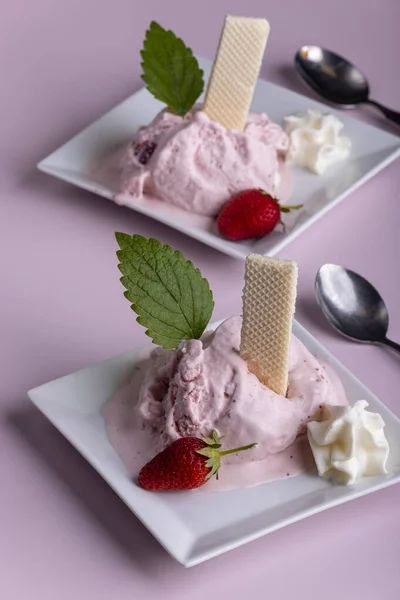 Closeup Strawberry Ice Cream Waffle — Stock Photo, Image