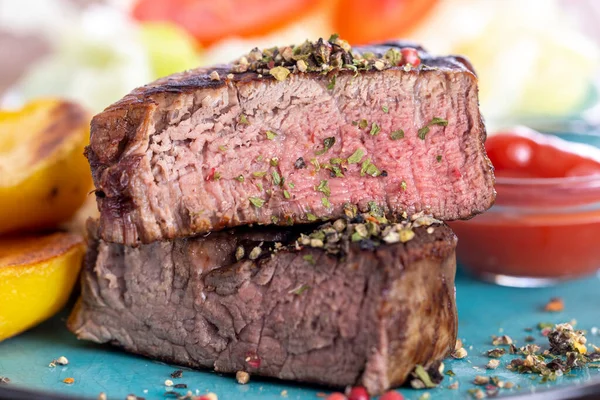 Steak Vom Grill Auf Einem Teller — Stockfoto