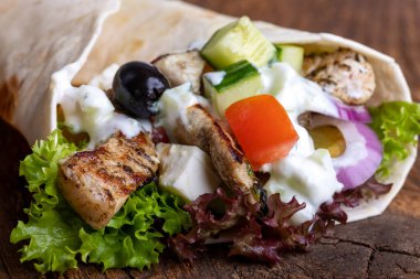 Tahtaya sandviç sarın