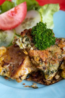 Kırmızı üzerine bavyera ekmeği köftesi homurtusu