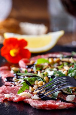 Taze roketli carpaccio.