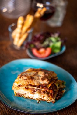 Mavi tabakta taze lazanya.