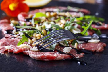 Taze roketli carpaccio.