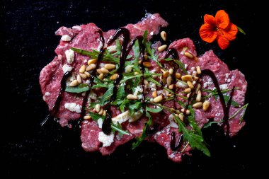 Taze roketli carpaccio.