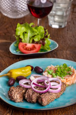 Tahtada djuvec pilavı ile cevapcici