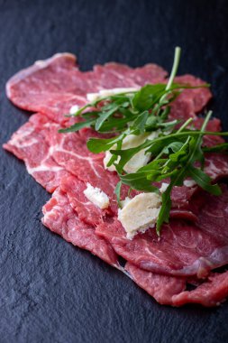 Taze roketli carpaccio.