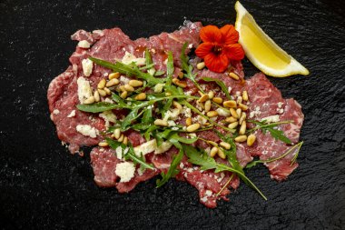 Taze roketli carpaccio.