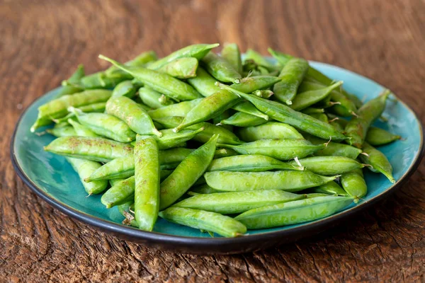 Raw Peas Dark Wood — Stock Photo, Image