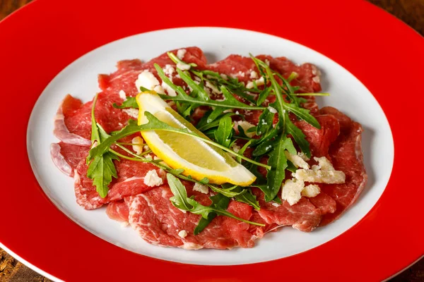 Carpaccio Fresco Com Rucola Uma Chapa — Fotografia de Stock