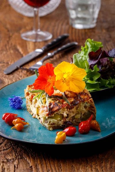 Stukje Franse Quiche Met Salade — Stockfoto