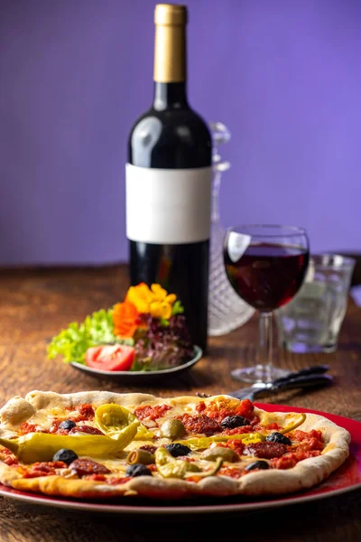 Fresh Pizza Red Wine — Stock Photo, Image