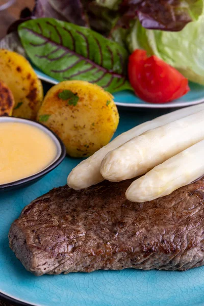 White Asparagus Grilled Steak — Stock Photo, Image