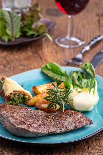 Steak Auf Einem Teller Mit Gemüse — Stockfoto