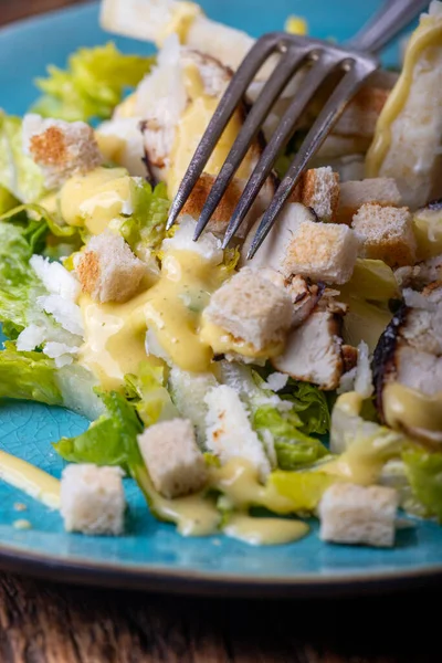 Caesar Salade Een Blauwe Plaat — Stockfoto